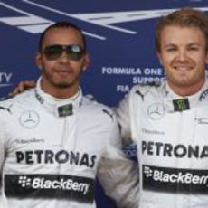 Nico Rosberg y Lewis Hamilton, doblete en la salida del GP de España 2013