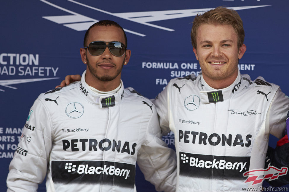 Nico Rosberg y Lewis Hamilton, doblete en la salida del GP de España 2013