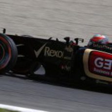 Romain Grosjean rueda con el duro en Montmeló