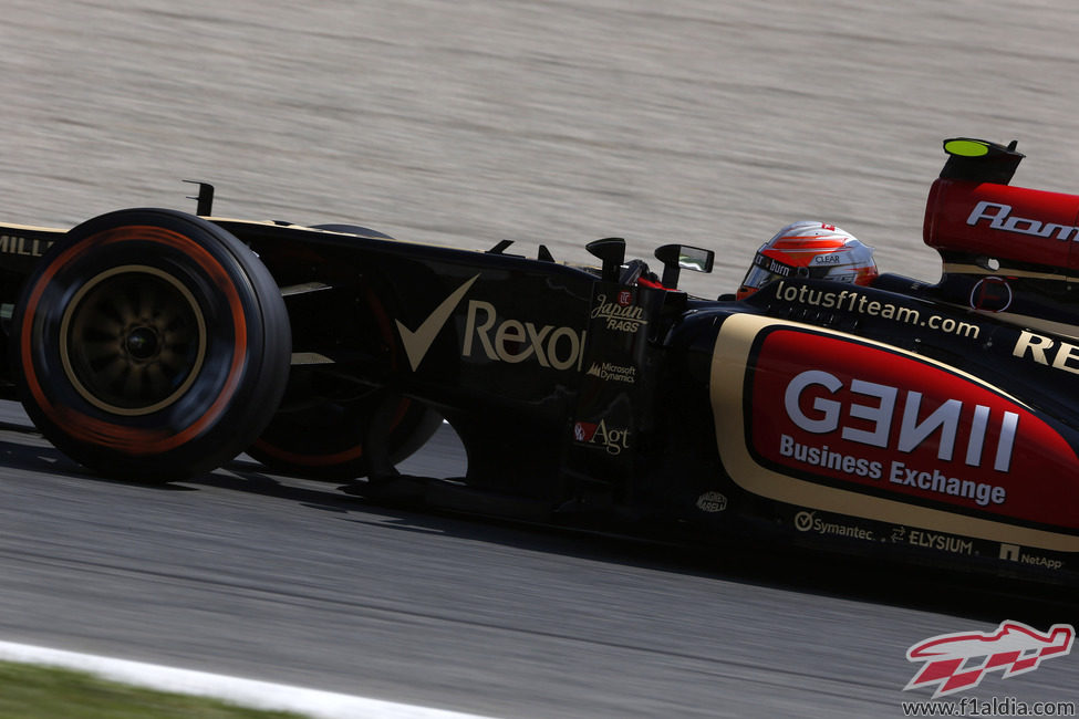 Romain Grosjean rueda con el duro en Montmeló