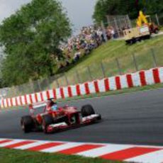 Fernando Alonso pasa por una de las rectas de Montmeló