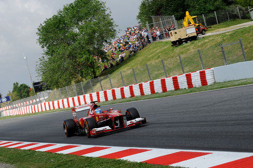 Fernando Alonso pasa por una de las rectas de Montmeló