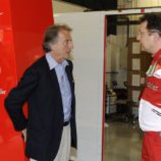 Luca di Montezemolo y Nikolas Tombazis hablan en el box de Ferrari