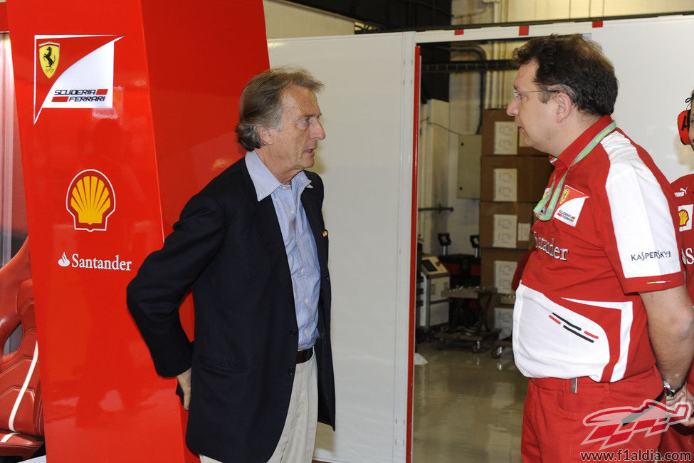 Luca di Montezemolo y Nikolas Tombazis hablan en el box de Ferrari
