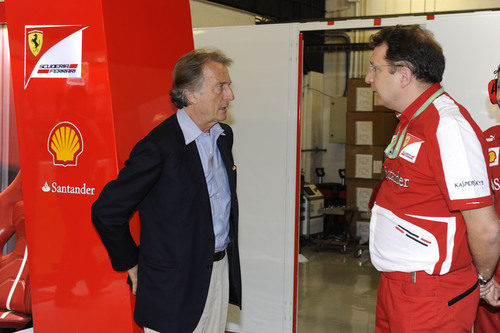 Luca di Montezemolo y Nikolas Tombazis hablan en el box de Ferrari