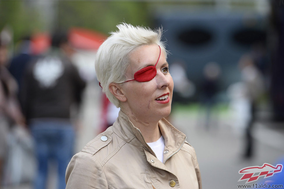 María de Villota en el paddock de Barcelona