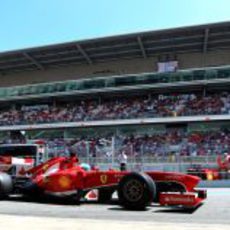 Fernando Alonso en el pitlane de Montmeló