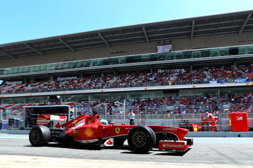 Fernando Alonso en el pitlane de Montmeló