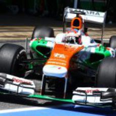 Paul di Resta tratando de sacar el máximo de su monoplaza en la clasificación del GP de España 2013