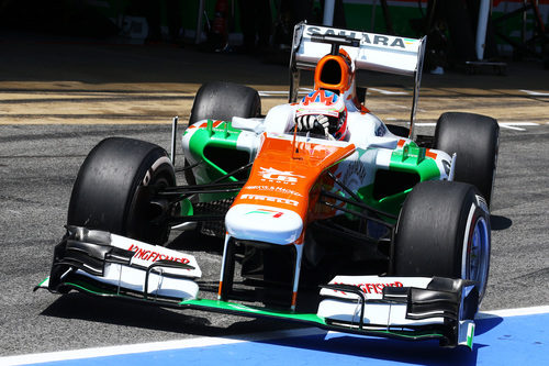 Paul di Resta tratando de sacar el máximo de su monoplaza en la clasificación del GP de España 2013