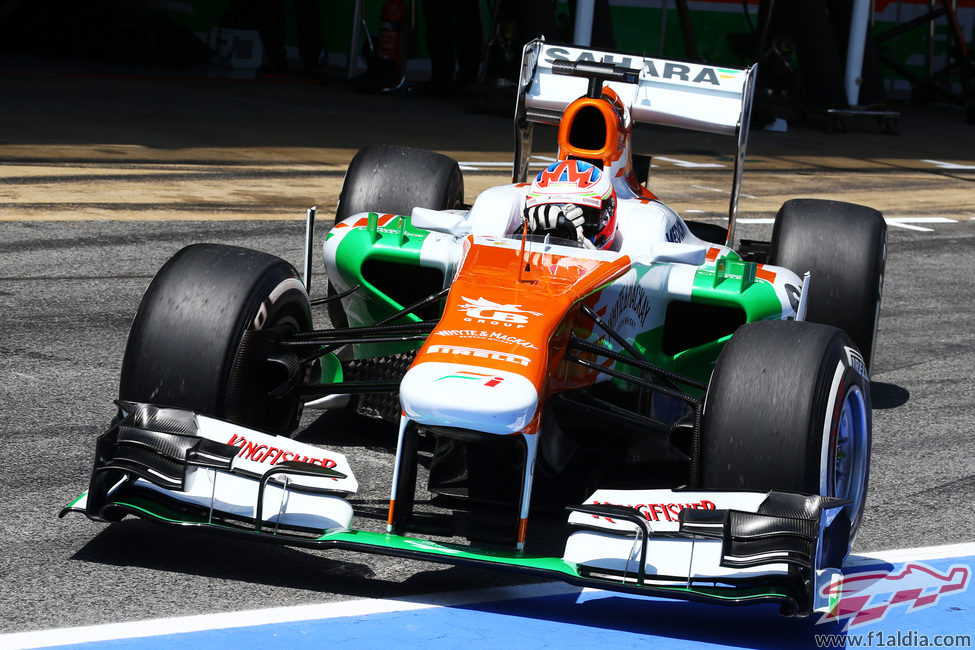 Paul di Resta tratando de sacar el máximo de su monoplaza en la clasificación del GP de España 2013