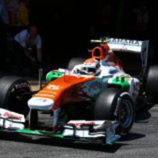 Adrian Sutil sale a pista con el compuesto medio