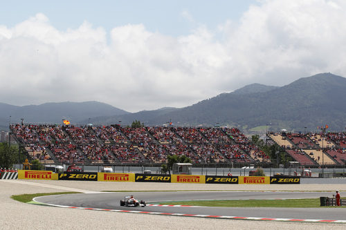 Un Force India pasa junto a las abarrotadas gradas de Montmeló