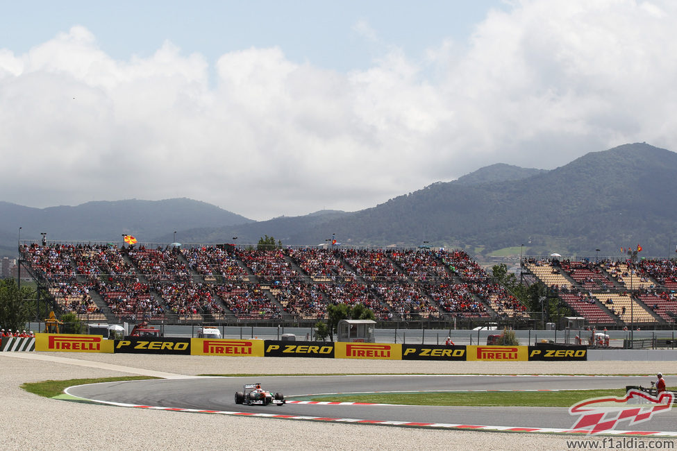 Un Force India pasa junto a las abarrotadas gradas de Montmeló