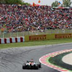 Adrian Sutil frente a la abarrotada 'pelouse' del circuito de Montmeló