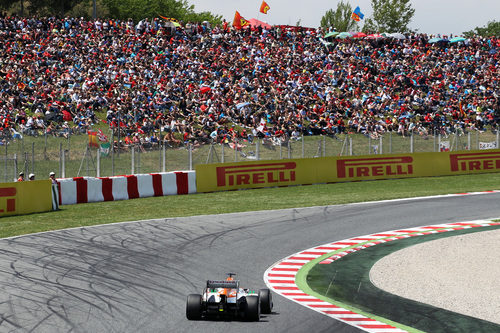 Adrian Sutil frente a la abarrotada 'pelouse' del circuito de Montmeló