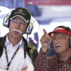 Dieter Zetsche y Niki Lauda en el box de Mercedes