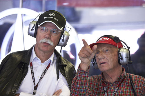 Dieter Zetsche y Niki Lauda en el box de Mercedes