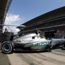 Lewis Hamilton sale de boxes para afrontar la clasificación