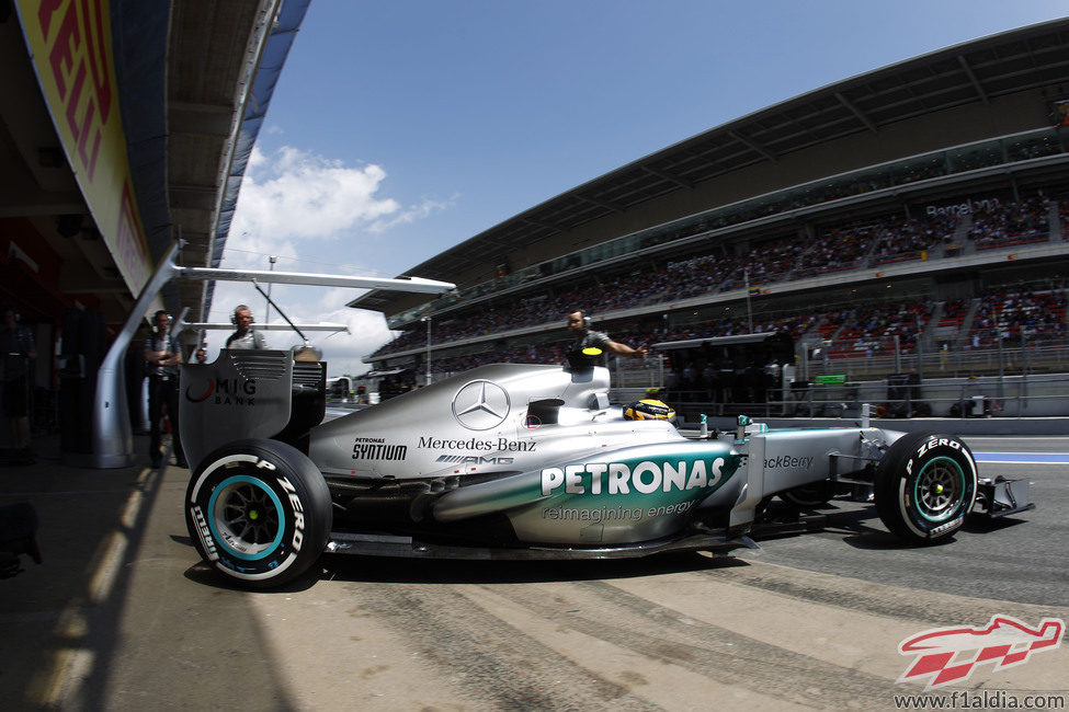 Lewis Hamilton sale de boxes para afrontar la clasificación