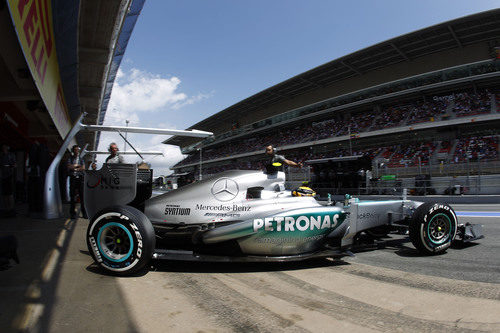Lewis Hamilton sale de boxes para afrontar la clasificación