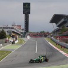 Giedo van der Garde llega a la primera curva del Circuit de Catalunya