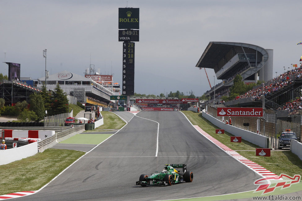 Giedo van der Garde llega a la primera curva del Circuit de Catalunya