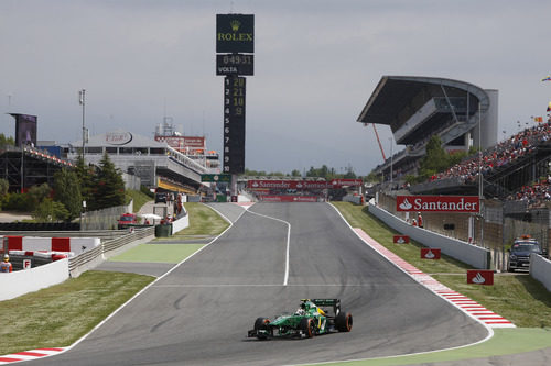 Giedo van der Garde llega a la primera curva del Circuit de Catalunya