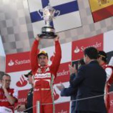 Fernando Alonso levanta el trofeo del campeón