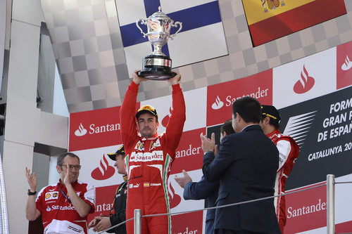 Fernando Alonso levanta el trofeo del campeón