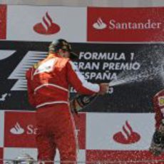 Fernando Alonso y Felipe Massa se lanzan champán