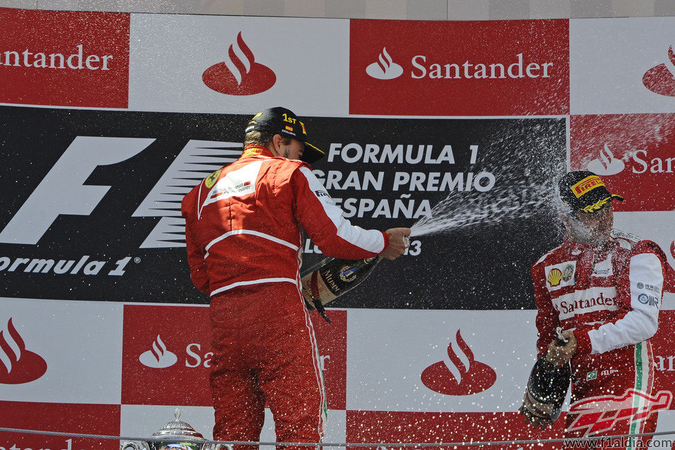 Fernando Alonso y Felipe Massa se lanzan champán