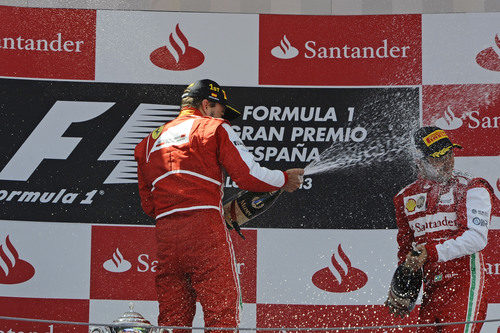Fernando Alonso y Felipe Massa se lanzan champán