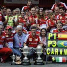 Fernando Alonso y Felipe Massa, de celebración en Barcelona