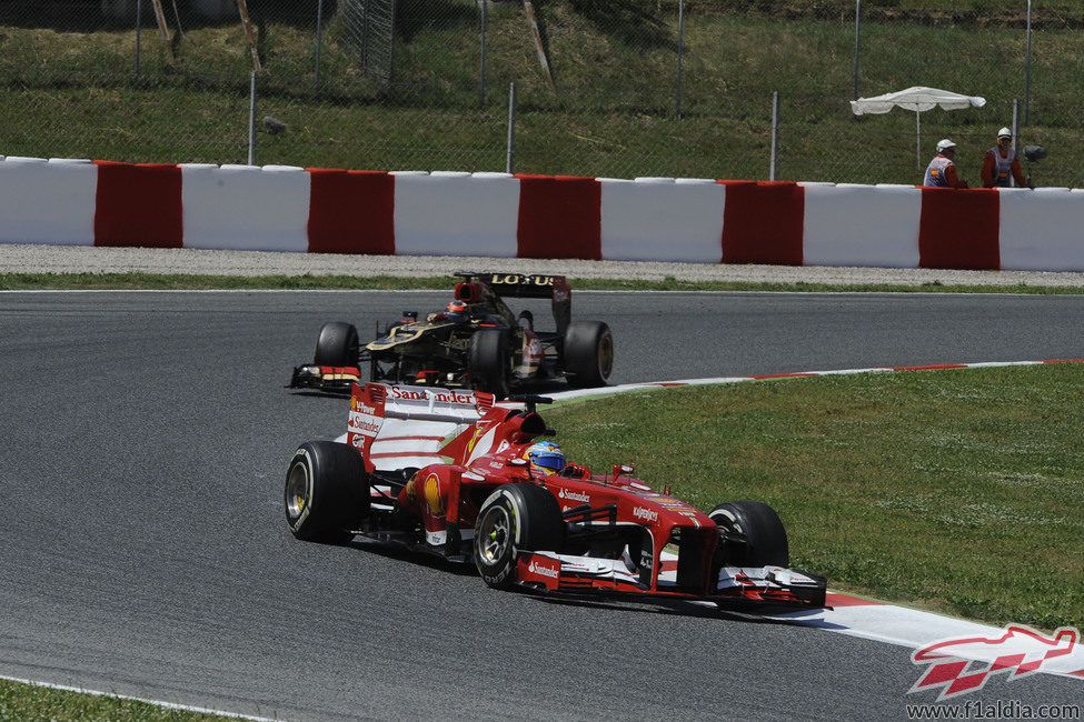 Fernando Alonso por delante de Kimi Räikkönen