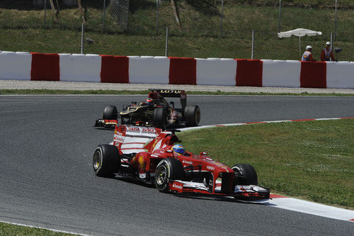 Fernando Alonso por delante de Kimi Räikkönen