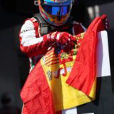 Fernando Alonso no suelta la bandera española