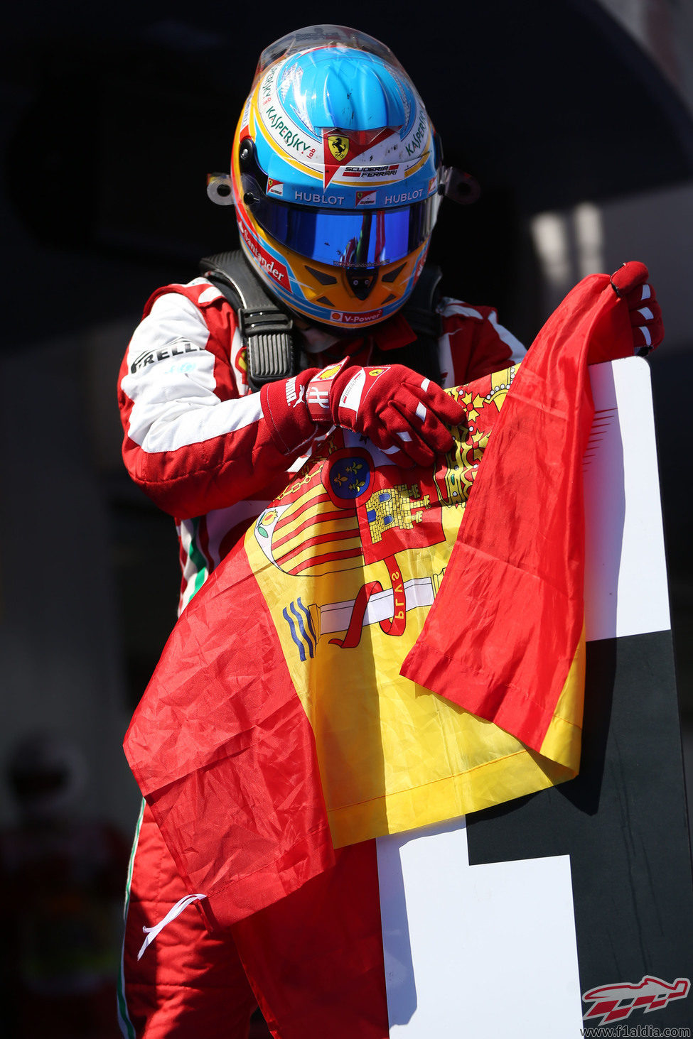 Fernando Alonso no suelta la bandera española