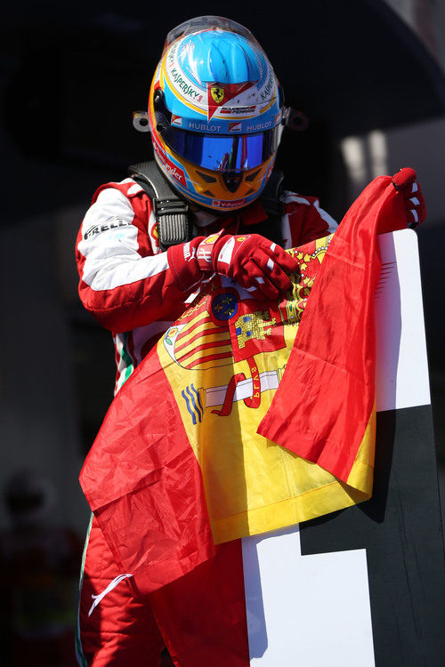 Fernando Alonso no suelta la bandera española