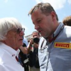 Paul Hembery habla con Bernie Ecclestone en Barcelona