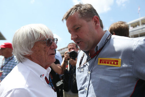 Paul Hembery habla con Bernie Ecclestone en Barcelona