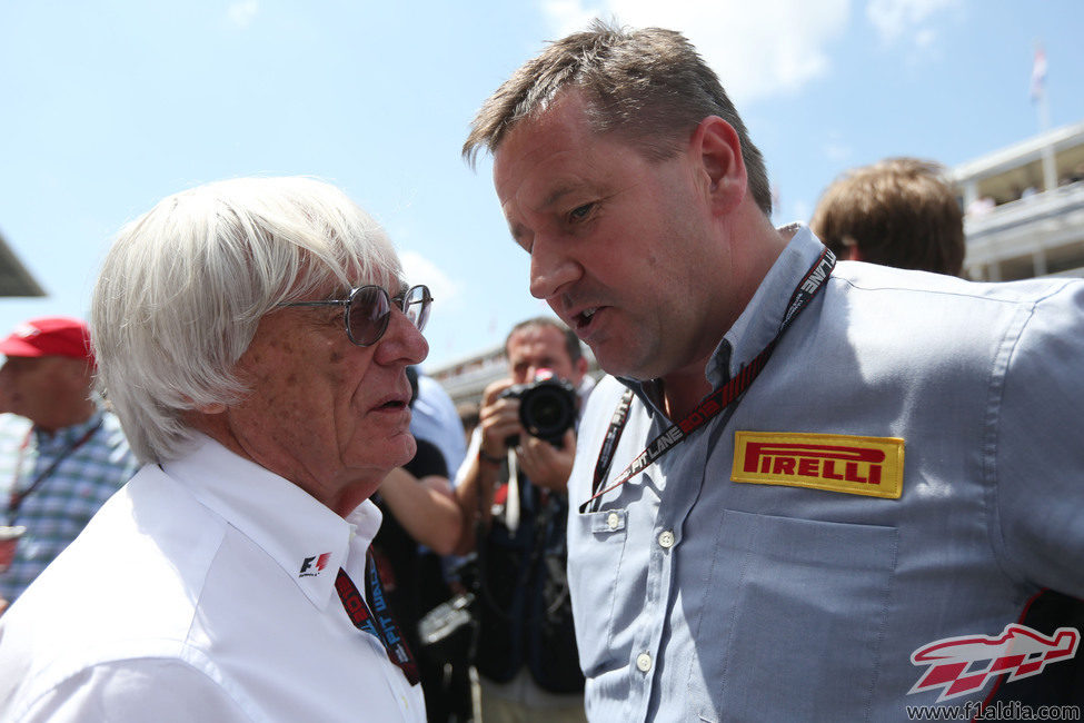 Paul Hembery habla con Bernie Ecclestone en Barcelona