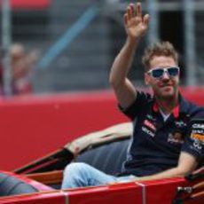 Sebastian Vettel saluda en el 'drivers parade'