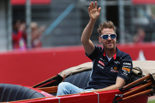 Sebastian Vettel saluda en el 'drivers parade'