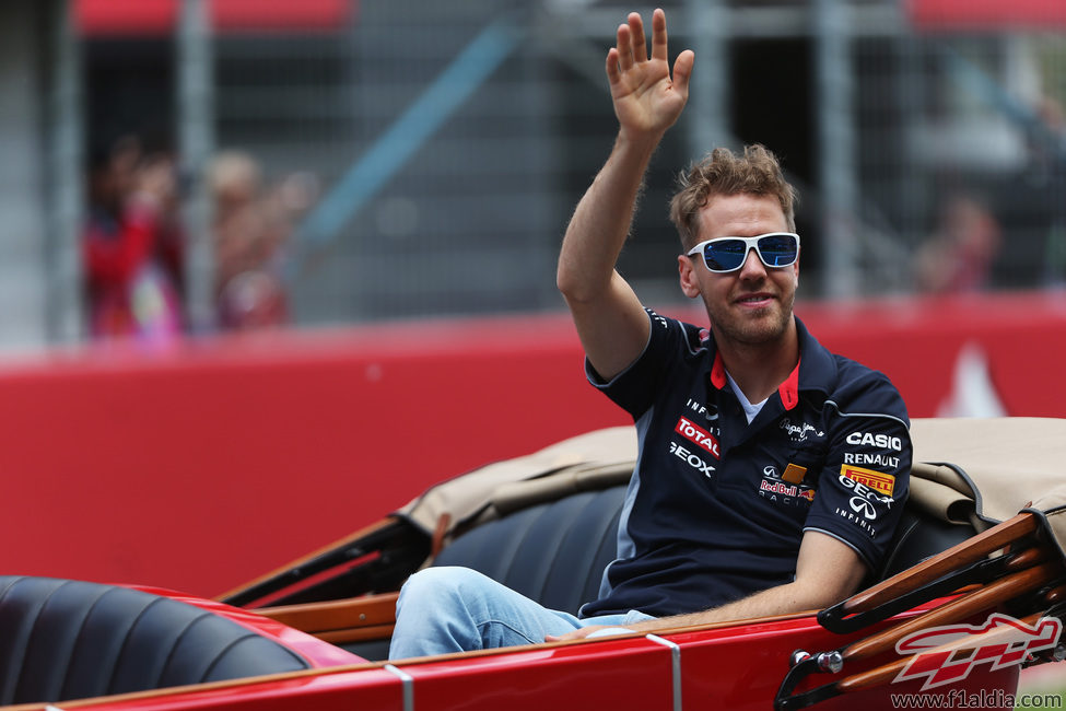 Sebastian Vettel saluda en el 'drivers parade'