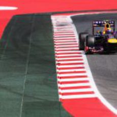 Mark Webber afronta una recta del Circuit de Catalunya