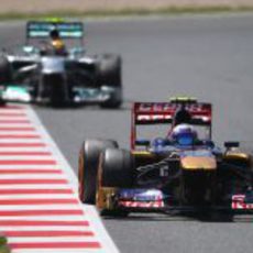 Daniel Ricciardo rueda por delante de Lewis Hamilton