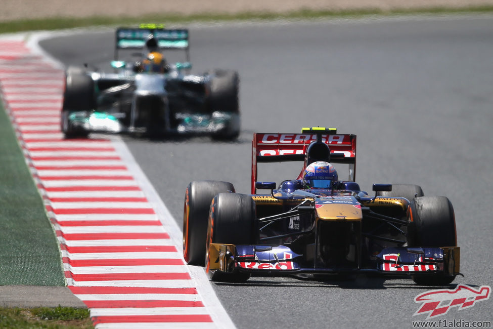 Daniel Ricciardo rueda por delante de Lewis Hamilton