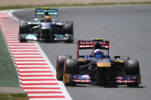 Daniel Ricciardo rueda por delante de Lewis Hamilton