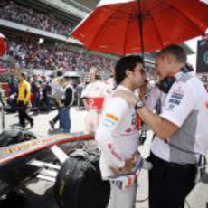 Sergio Pérez y Martin Whitmarsh hablan antes de la carrera